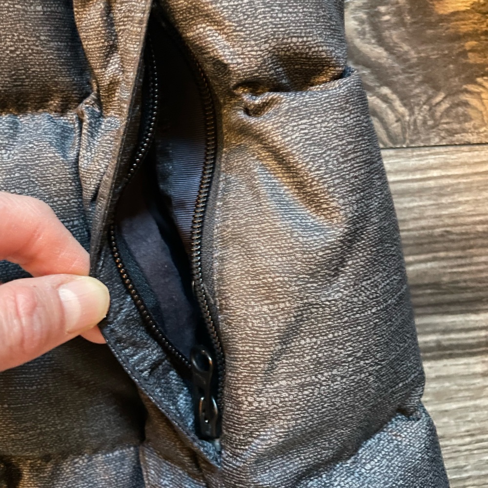 The North Face Women’s Charcoal Puffer Jacket - Picture 4 of 6